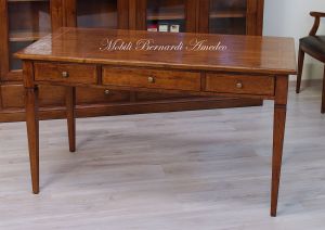Scrivania classica da studio o ufficio in legno massiccio di noce con intarsio